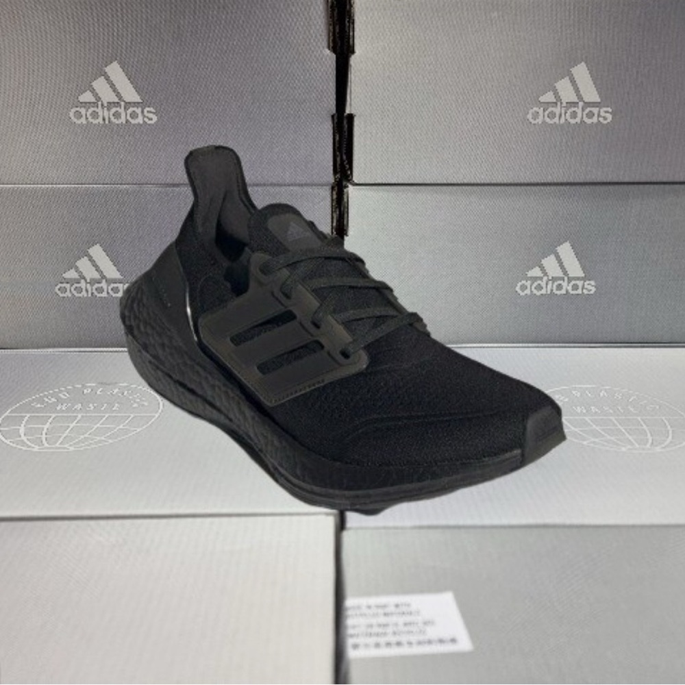 ADIDAS UltraBoost 21 running shoe. Size 7.5 worn once